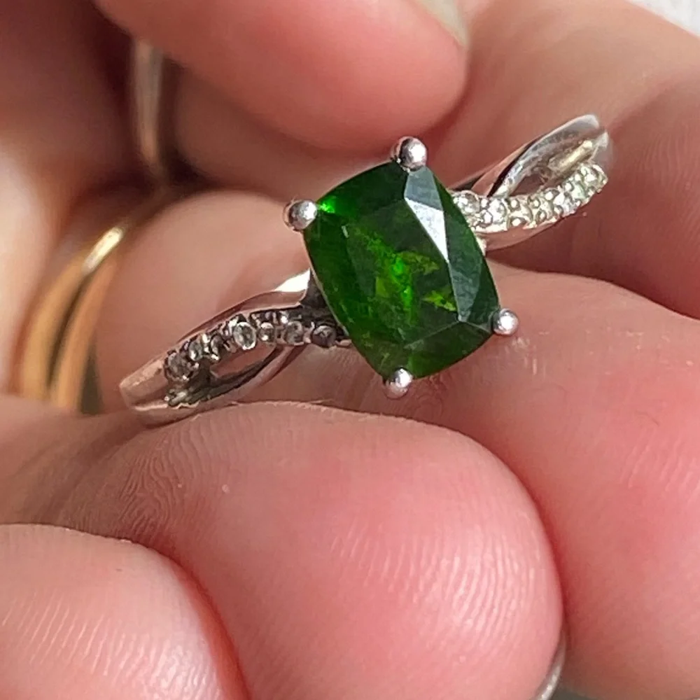 STS - Emerald Green Stone - Sterling Silver 925 Ring with Diamond Detailed band - Picture 3 of 17